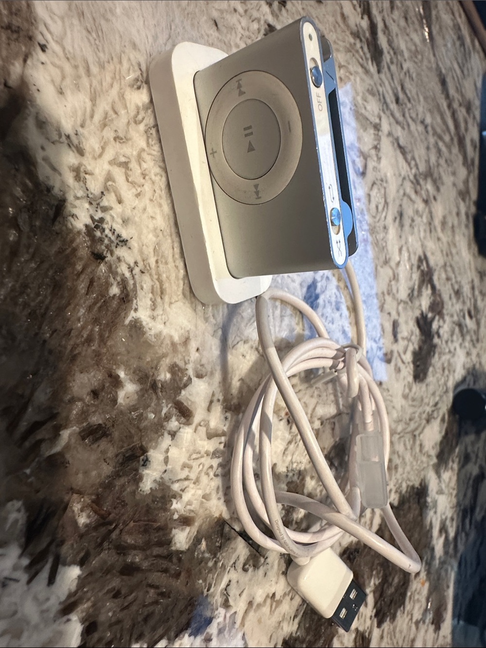 Apple Shuffle with USB Charger & Data Cord